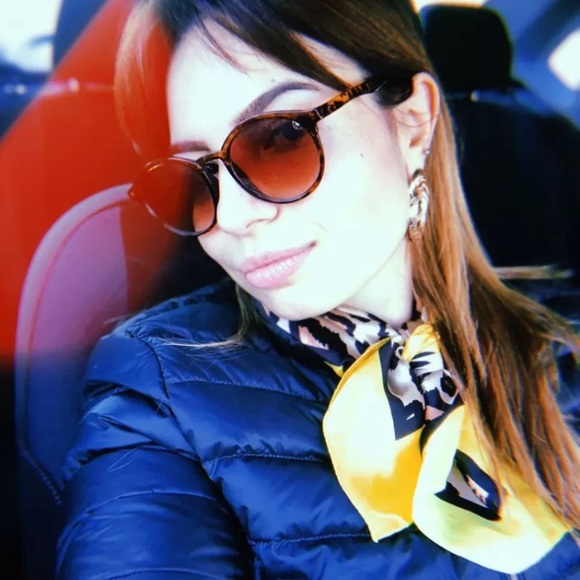 Gold tone knot earrings - Picture 7 of 8